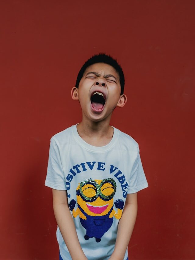 Enfant avec hyperactivité, autisme, timidité excessive, violent, opposition, conflits, harcèlement, frustaration, stress, séparation, divorce